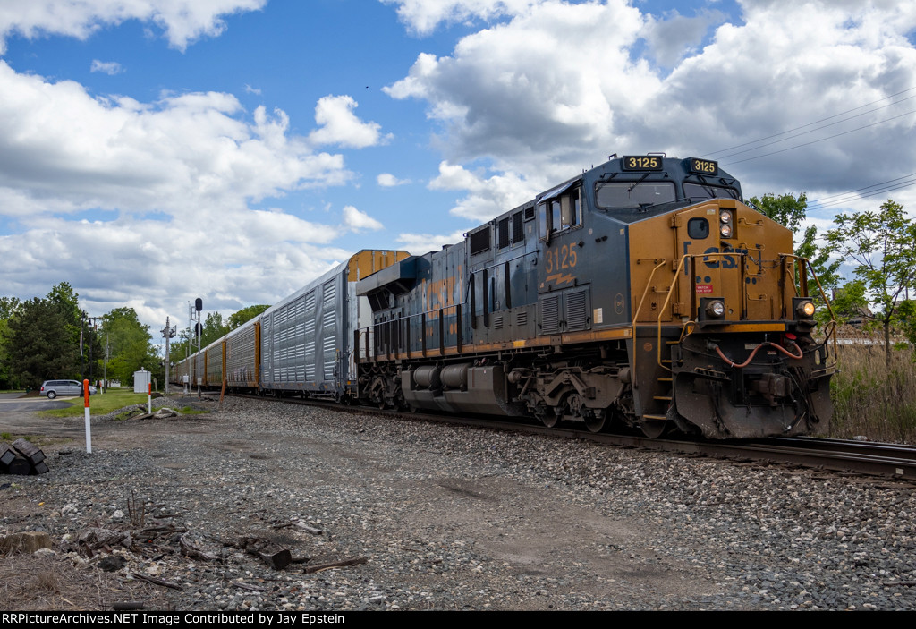 CSX 3125 leads a freight north on the Saginaw Sub